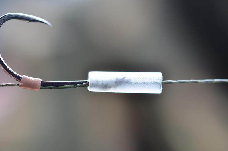 Montura Blow Back - a.	Taiem o bucata de Shrink Tube care sa acopere spirele de pe carlig si sa depaseasca cu min. 5 mm ochetul.